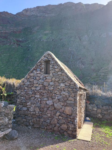 EAST Madeira:,Peaks, Forest Walk,Thatched Roofs, Rum Factory - Santana Houses