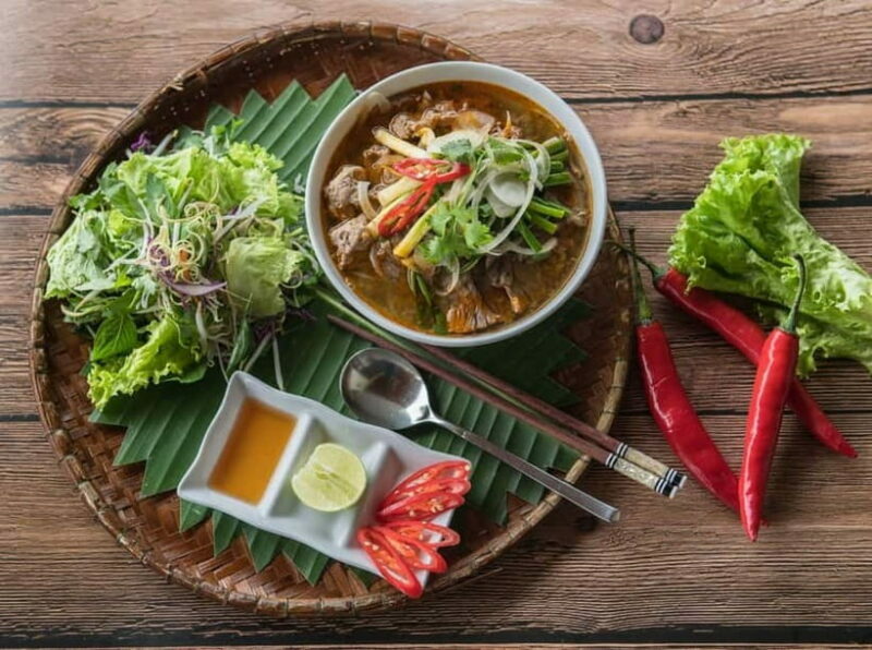 Eat like a local with a local - Walking Tour - The guided element