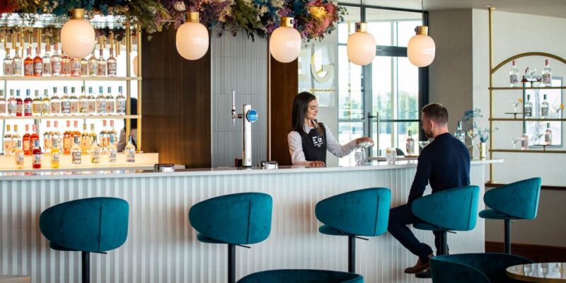 EDI Edinburgh Airport: Plaza Premium Lounge - Lounge Features and Amenities