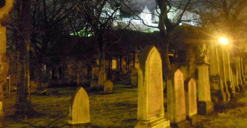 Edinburgh: 2-Hour Ghost Tour in Spanish - Key Points