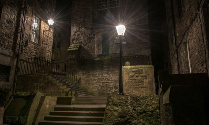 Edinburgh: 2-Hour Ghost Tour in Spanish - Meeting Point and Duration