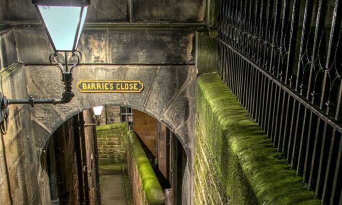 Edinburgh: 2-Hour Ghost Tour in Spanish - Price and Cancellation Policy