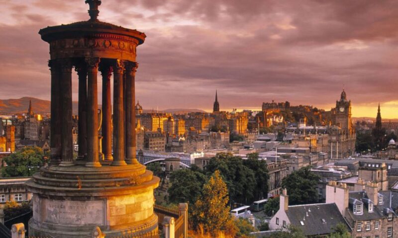 Edinburgh: 3-Hour Historical Walking Tour in Italian - Price and Duration