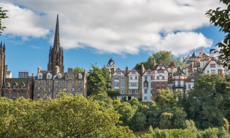 Edinburgh: 3-Hour Historical Walking Tour in Italian - Free Cancellation and Reserve Now