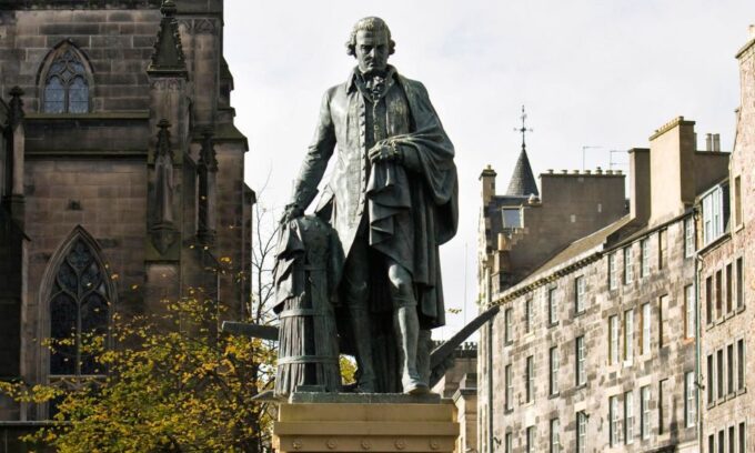 Edinburgh: 3-Hour Historical Walking Tour in Spanish - Meeting Point and Accessibility