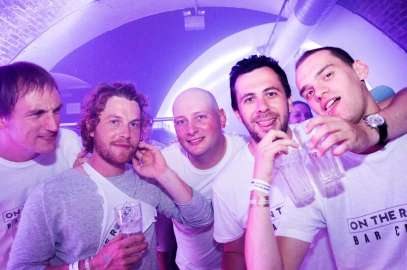 Edinburgh Bar Crawl: 5+ Venues, Free Shots, Free Club Entry - Activity Overview