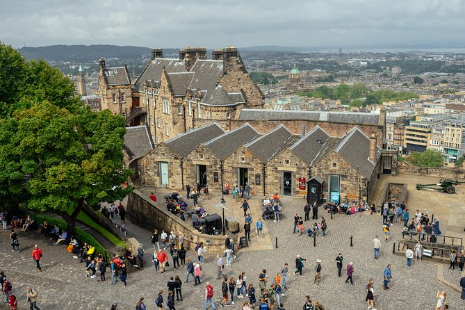 Edinburgh Castle PRIVATE TOUR With Ticket & Guide Included - Explore Edinburgh Castles Iconic Sights