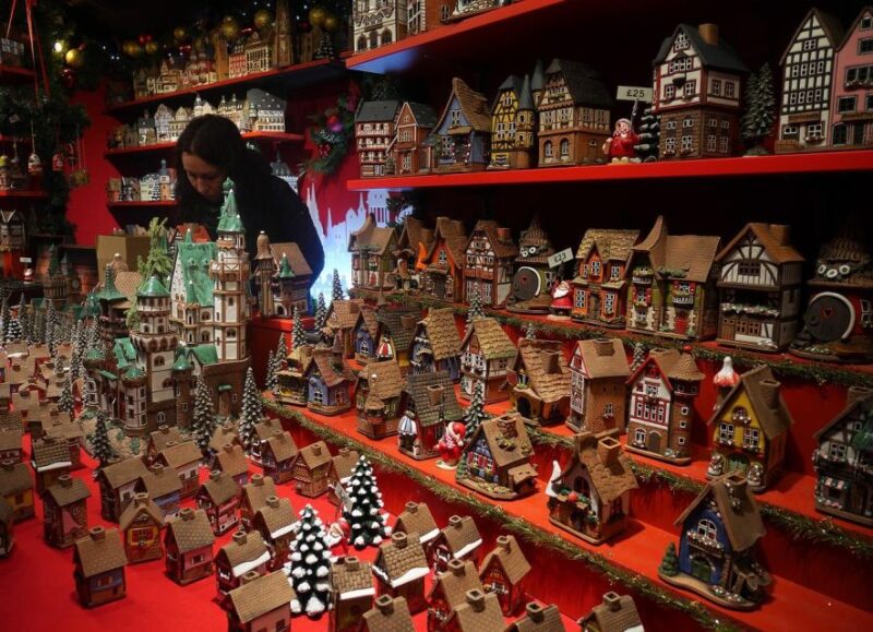 Edinburgh: Christmas Walking Tour With Gingerbread Treat - Key Points