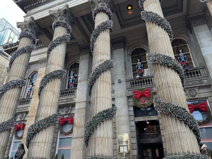 Edinburgh: Christmas Walking Tour With Gingerbread Treat - Explore Castle Street Market