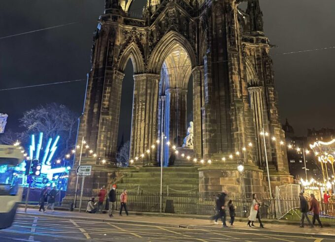 Edinburgh: Christmas Walking Tour With Gingerbread Treat - Discover Holiday Traditions