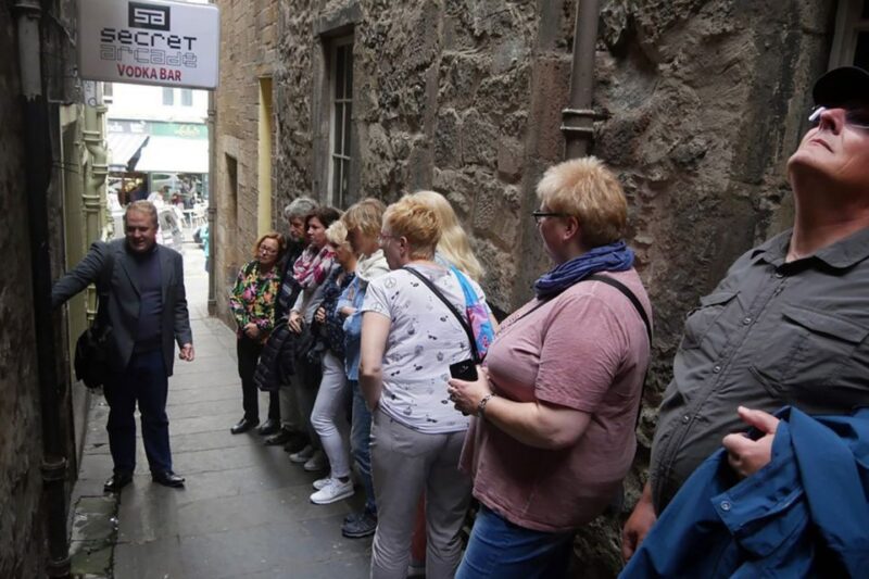 Edinburgh: City Highlights Private Guided Walking Tour - Meeting Point and What to Bring