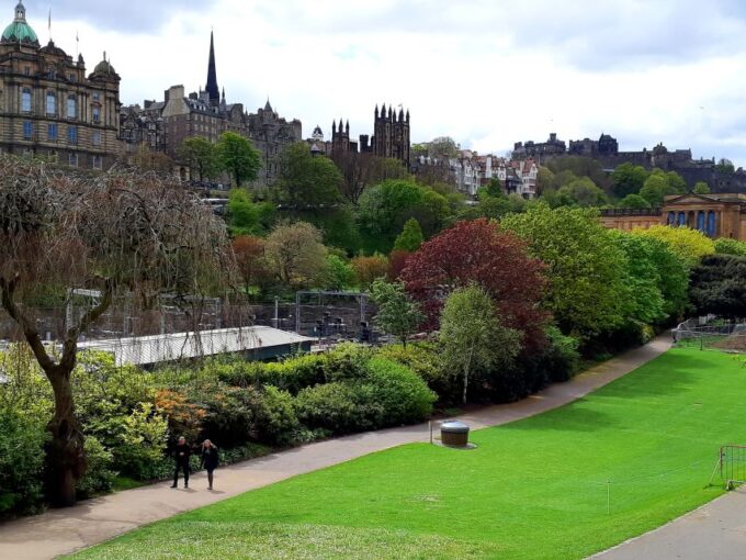 Edinburgh: City Highlights Private Guided Walking Tour - Explore Old and New Town