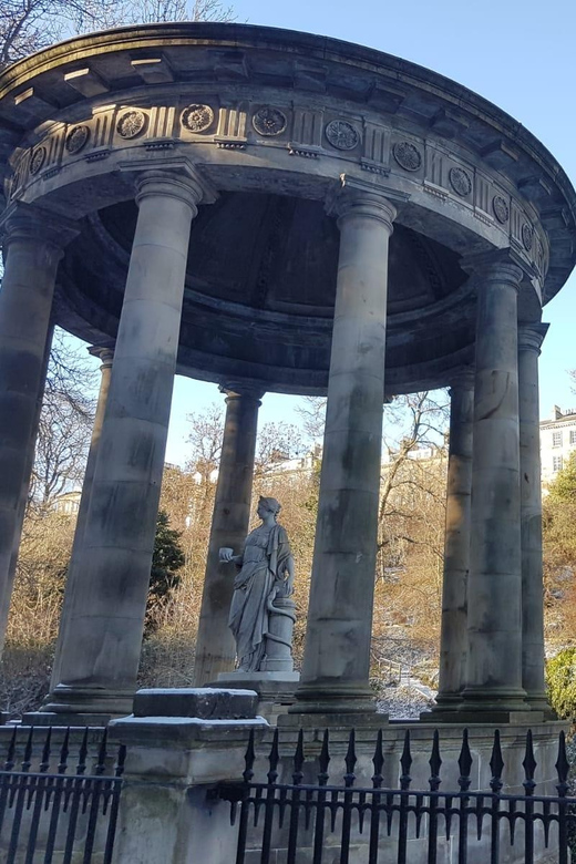 Edinburgh: Dean Village and Circus Lane Walking Tour - Explore Scenic Districts