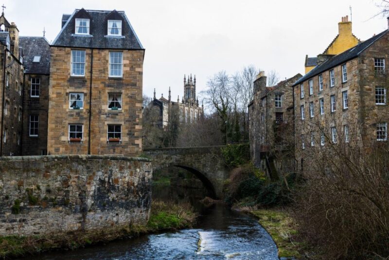Edinburgh: Express Walk With a Local in 60 Minutes - Discover Local Perspective