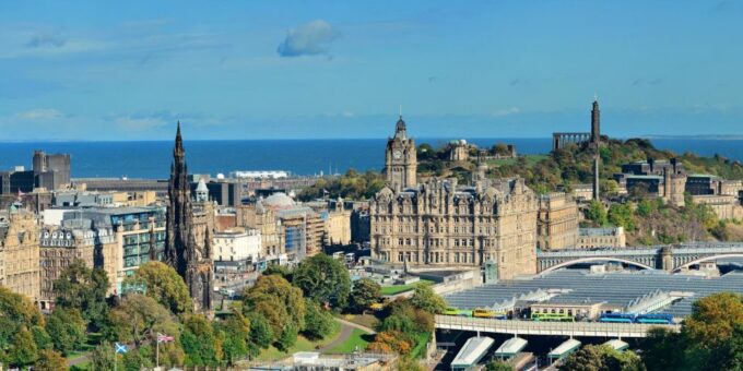 Edinburgh: Express Walk With a Local in 60 Minutes - Explore Historic Royal Mile
