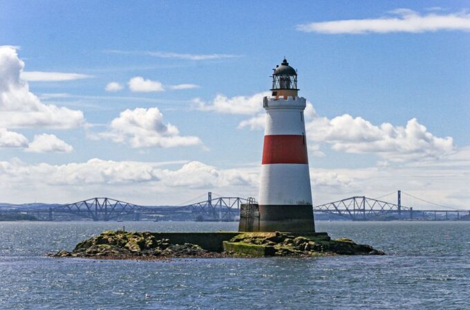 Edinburgh: Firth of Forth Three Bridges Sightseeing Cruise - Onboard Amenities and Experience