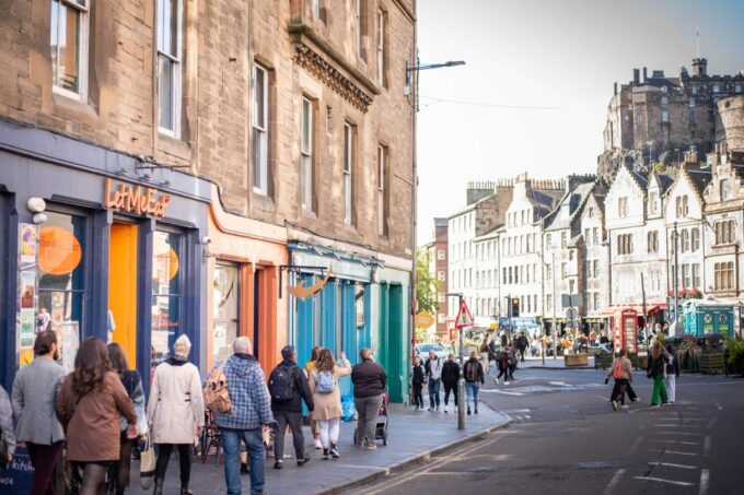 Edinburgh: Harry Potter Tour & Amazing Illusions Experience - Waverley Railway Station