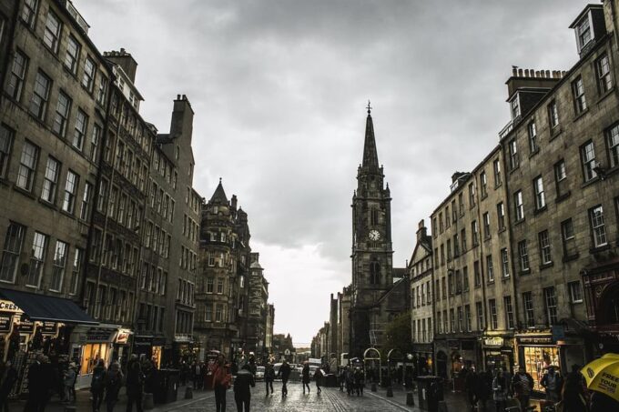 Edinburgh: Harry Potter Tour & Amazing Illusions Experience - Edinburgh Castle and Victoria Street