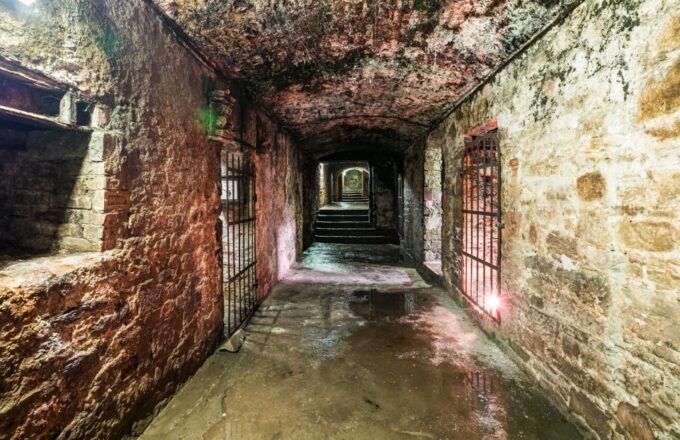Edinburgh: Haunted Underground Vaults and Graveyard Tour - Greyfriars Kirkyard and Burials