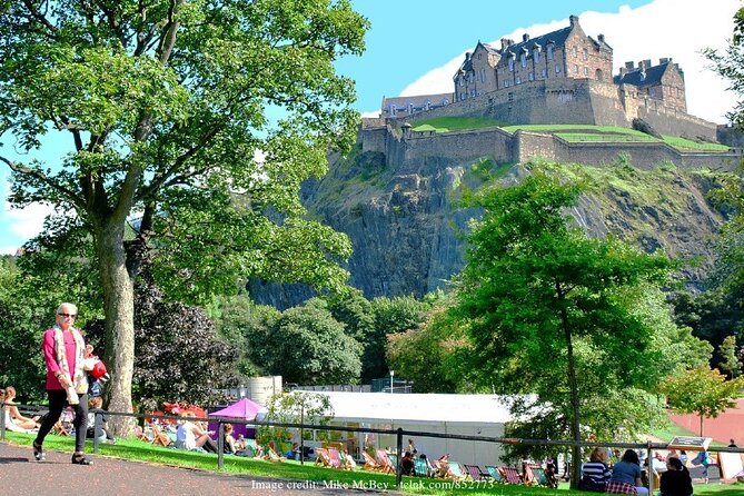 Edinburgh in a Day: Full-Day Private Tour With Edinburgh Castle - Navigating the New Town