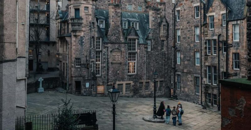 Edinburgh: Old Town Ghost Walking Tour - Tour Experience