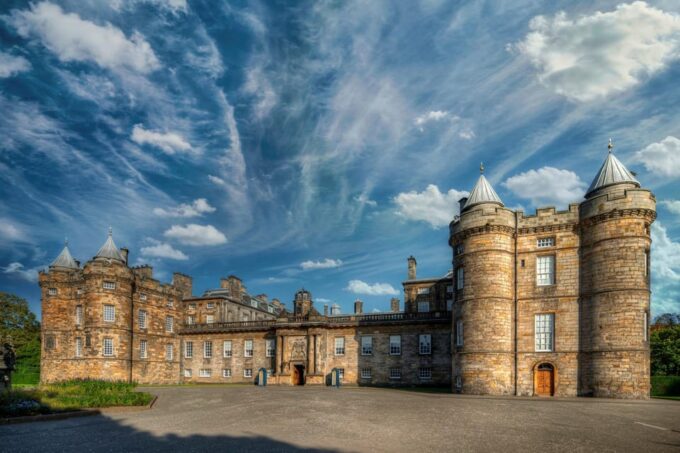 Edinburgh Old Town Highlights Private Guided Walking Tour - Scottish History and Culture