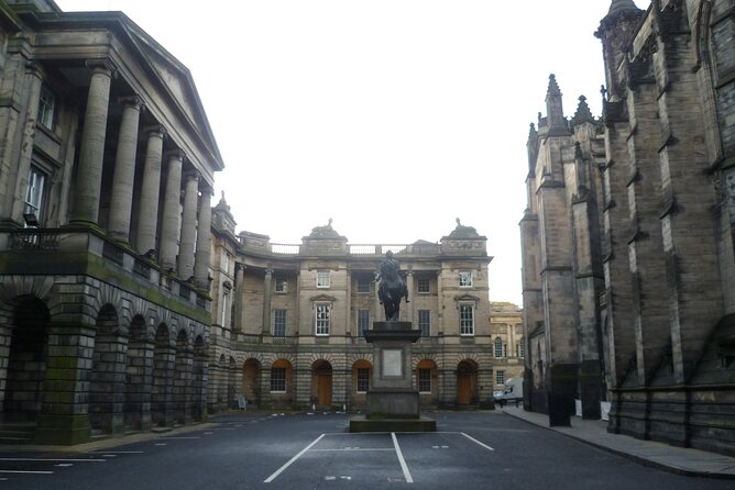 Edinburgh Old Town Private Self-Guided Tour - Exploring the Old Town