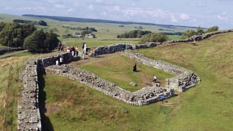 Edinburgh: Rosslyn Chapel and Hadrian's Wall Tour in Spanish - Northumberland National Park