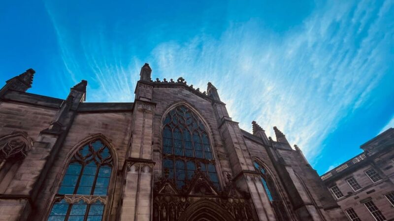 Edinburgh: Royal Mile Old Town Walking Tour - Tour Features