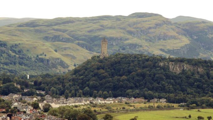 Edinburgh: Stirling, Whisky and St Andrews Tour in Spanish - Whisky Distillery Tour and Tasting