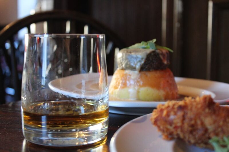 Edinburgh: Tolbooth Tavern Haggis Taster & Whisky Sampling - Exploring the Royal Mile