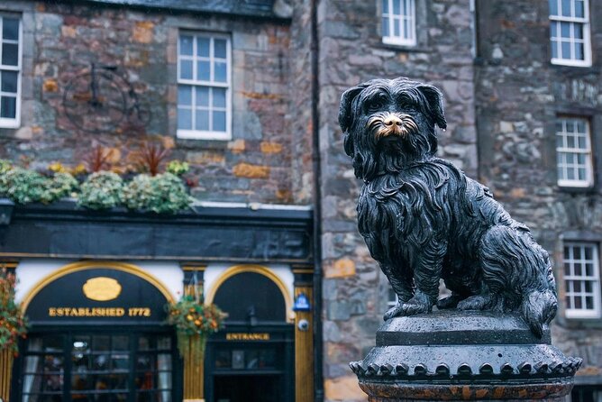 Edinburgh Walk: a Romantic Stroll Through History and Beauty - Discovering Hidden Courtyards and Alleys