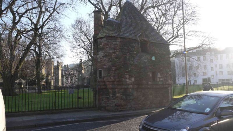 Edinburghs Royal Mile: A Self-Guided Audio Tour - Key Points