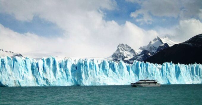El Calafate: Lake Argentino Upsala Channel Glaciers Cruise - Departure and Navigation