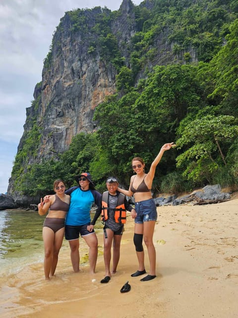 El Nido: Private/Exclusive Island Hopping Tour D BEST PRICE - Relax at Beaches