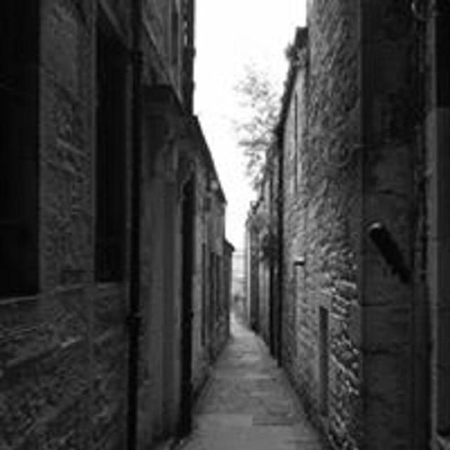 Elgin: in and Out the Dusty Closes - Guided Tour Experience