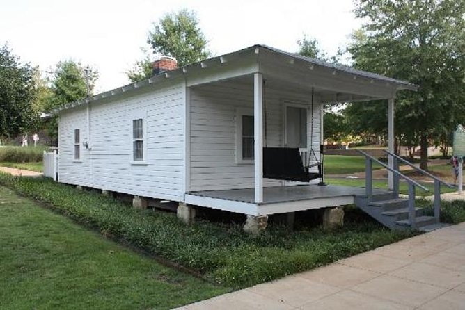 Elvis Presleys Childhood Home Sightseeing Daytrip From Memphis - Guided Tour of Downtown Tupelo