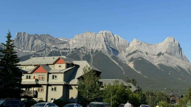 Emerald Lake, Moraine, Louise, Johnston Canyon & Banff Town - Transport and Group Size