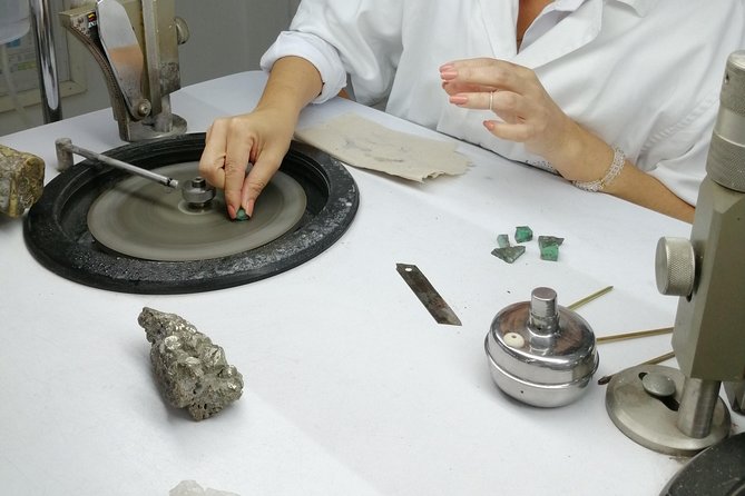 Emeralds Polishing Workshop and Museum Tour - Key Points