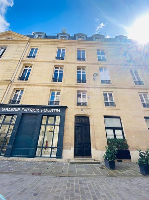 Emily's Paris Walking Tour: Explore the Show's Iconic Spots - Iconic Bridges and Palaces