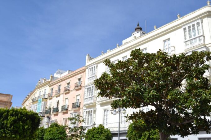 English Cádiz Tour: Walking Tour With Local Guide - Discovering Cádizs Oldest City