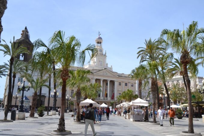 English Cádiz Tour: Walking Tour With Local Guide - Engaging With a Knowledgeable Local Guide