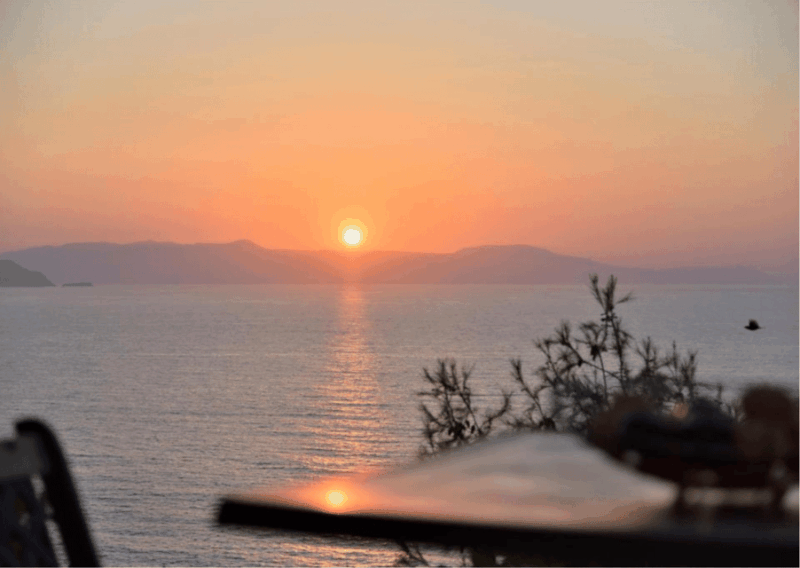 Enjoy a Enchanting Sunset Dinner by the Seaside. - Ambiance and Setting