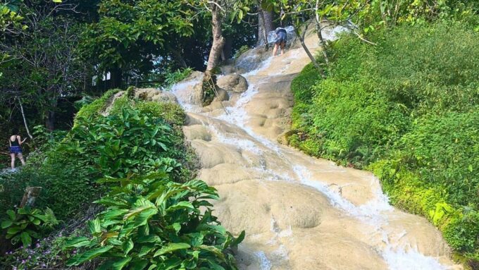Enjoy Sticky Waterfall & Chet Si Fountain National Park - Highlights of the Tour