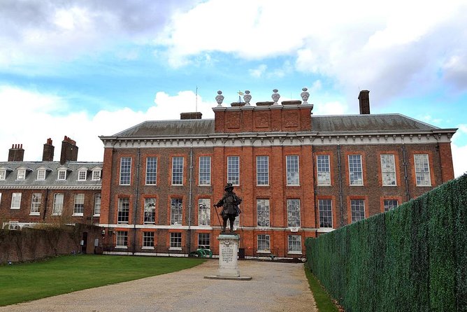 Enter Kensington Palace & The London 30+ Sights Tour - Meeting Point and Accessibility