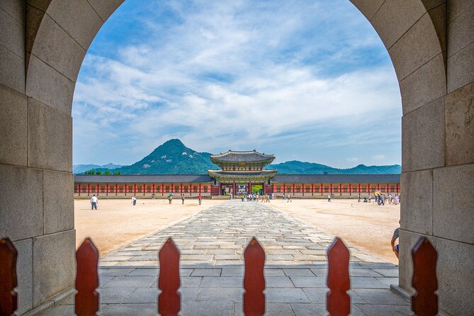 Essence of Seoul, Full Day City Tour - Exploring Gyeongbokgung Palace
