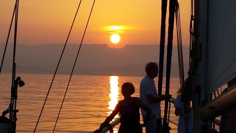 Estepona: Sunset Sailboat Cruise With Drink - Key Points