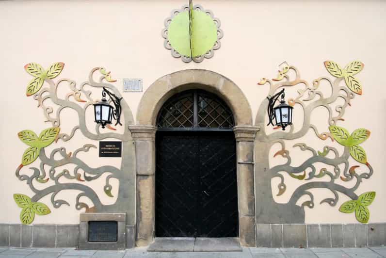 Ethnographic Museum - Esthers House Ticket - Location and Historical Context