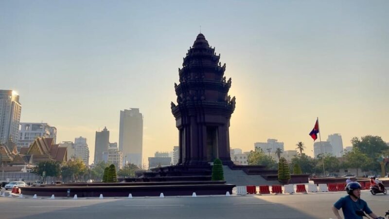 Evening Walking of Phnom Penh City With Lina - Wat Phnom