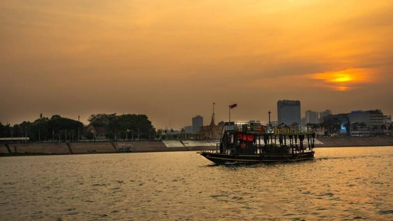 Evening Walking of Phnom Penh City With Lina - Phsar Thmey (Central Market)